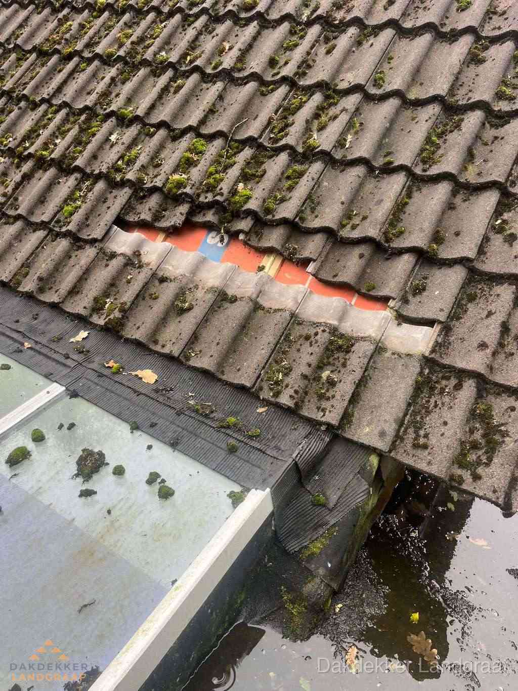 Beschadigd pannendak met ontbrekende dakpannen voor reparatie in Landgraaf Beschadigd pannendak met ontbrekende dakpannen voor reparatie in Landgraaf
