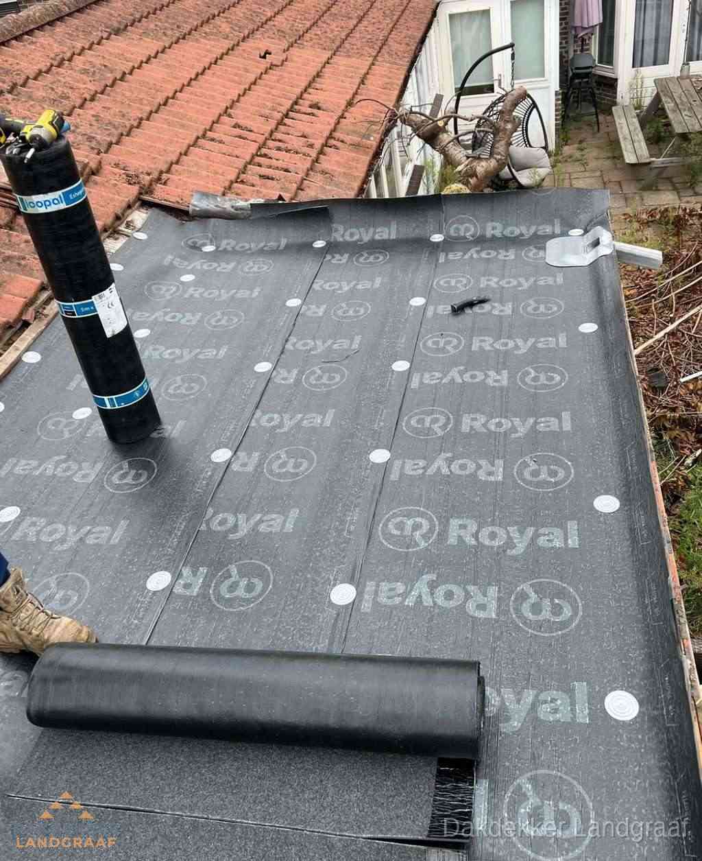 Plat dak met nieuwe bitumen dakbedekking en brandgereedschap in Landgraaf Plat dak met nieuwe bitumen dakbedekking en brandgereedschap in Landgraaf