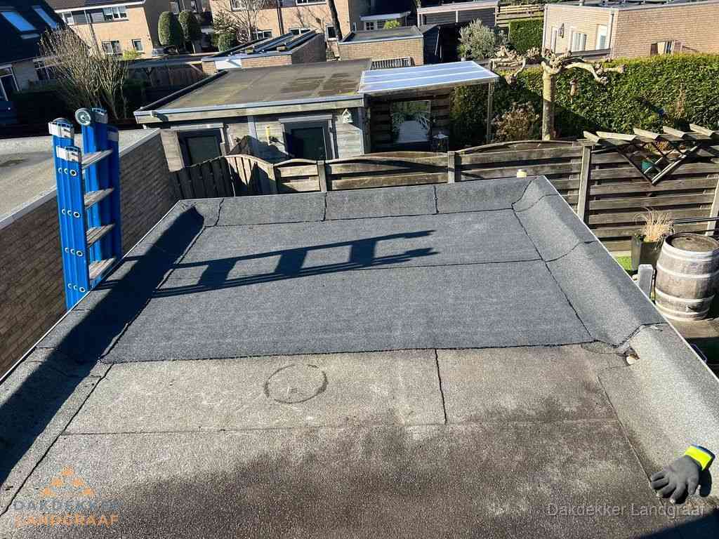 Dakdekker legt onderlaag op plat dak met houten constructie in Landgraaf Dakdekker legt onderlaag op plat dak met houten constructie in Landgraaf