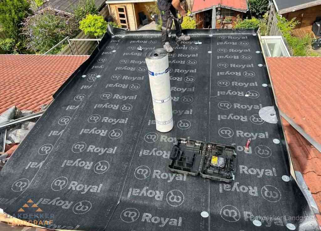 Dakrenovatie met Royal onderdak op plat dak in Landgraaf Dakrenovatie met Royal onderdak op plat dak in Landgraaf