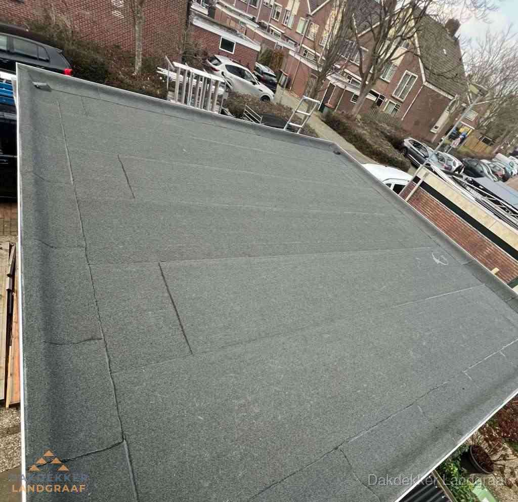 Nieuwe bitumen dakbedekking op plat dak van garage in Landgraaf Nieuwe bitumen dakbedekking op plat dak van garage in Landgraaf