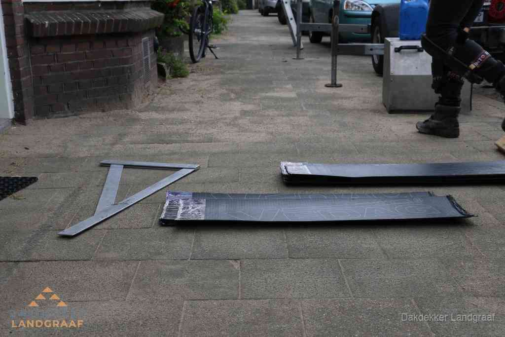 Dakbedekkingsmateriaal en zinkwerk klaargelegd voor reparatie in Landgraaf Dakbedekkingsmateriaal en zinkwerk klaargelegd voor reparatie in Landgraaf