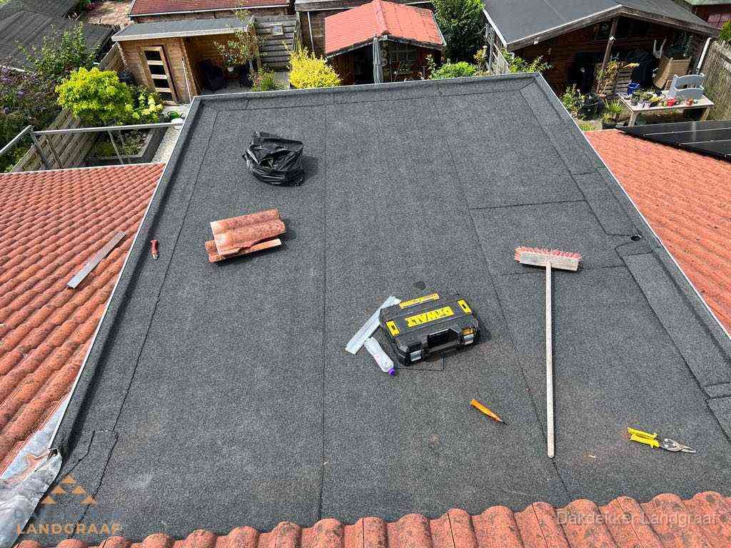 Nieuw plat dak met bitumen dakbedekking in Landgraaf Nieuw plat dak met bitumen dakbedekking in Landgraaf
