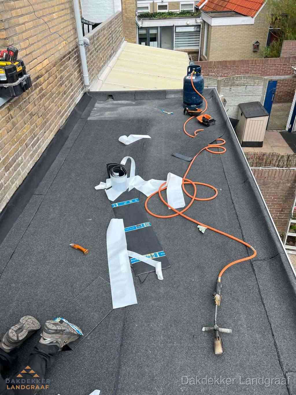 Dakdekker brengt EPDM dakbedekking aan op plat dak in Landgraaf Dakdekker brengt EPDM dakbedekking aan op plat dak in Landgraaf