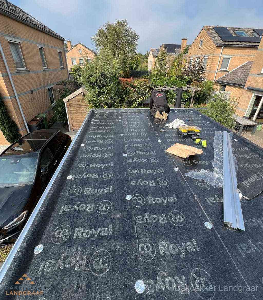 Dakdekker aan het werk op plat dak renovatie in Landgraaf Dakdekker aan het werk op plat dak renovatie in Landgraaf