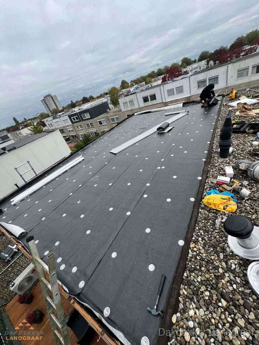 Dakleer vervangen op groot plat dak door dakdekker in Landgraaf Dakleer vervangen op groot plat dak door dakdekker in Landgraaf