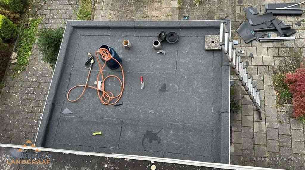 Plat dak met nieuwe bitumen bedekking in Landgraaf Plat dak met nieuwe bitumen bedekking in Landgraaf