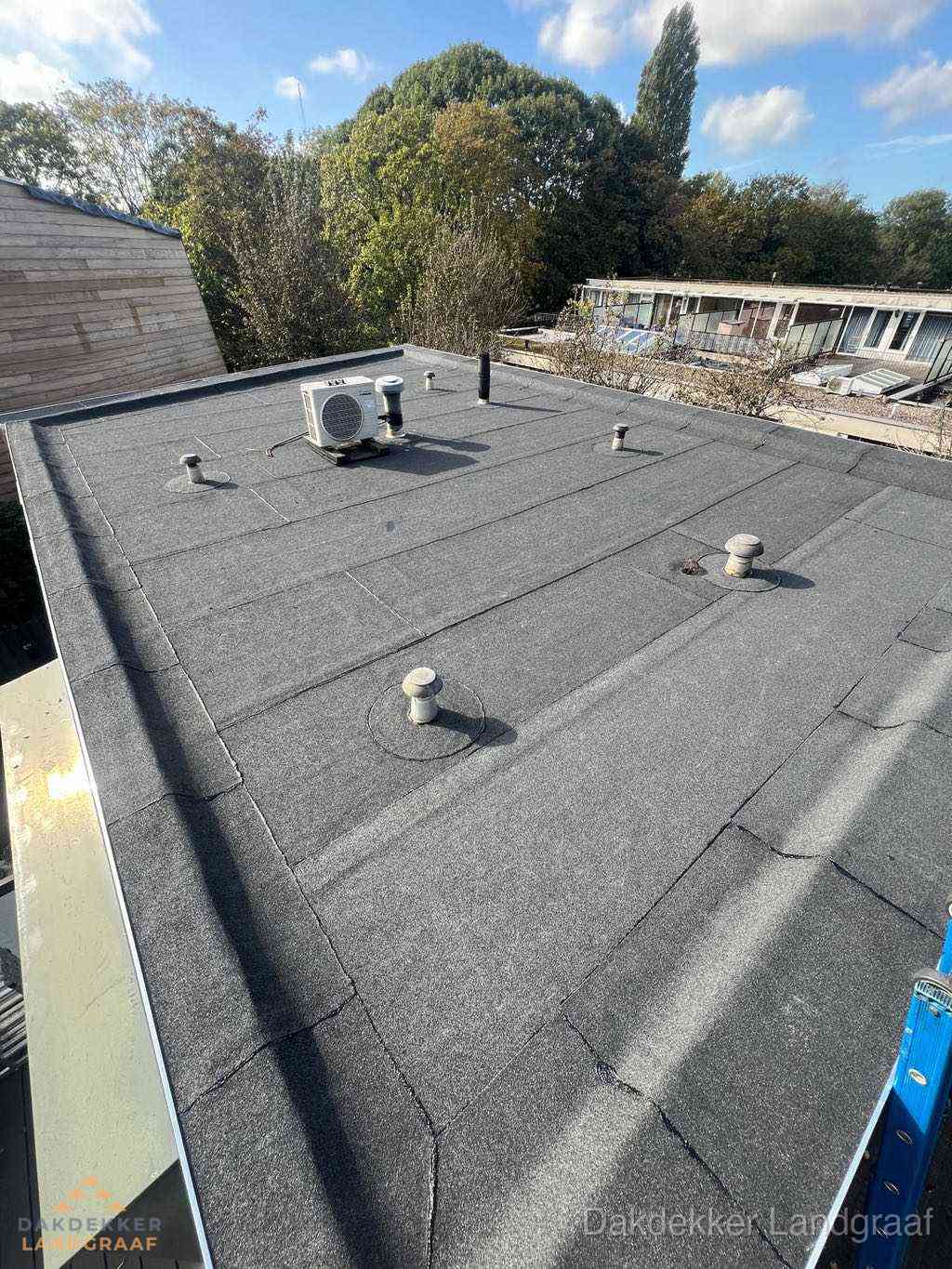 Plat dak met bitumen en brandgereedschap van dakdekkersbedrijf in Landgraaf Plat dak met bitumen en brandgereedschap van dakdekkersbedrijf in Landgraaf