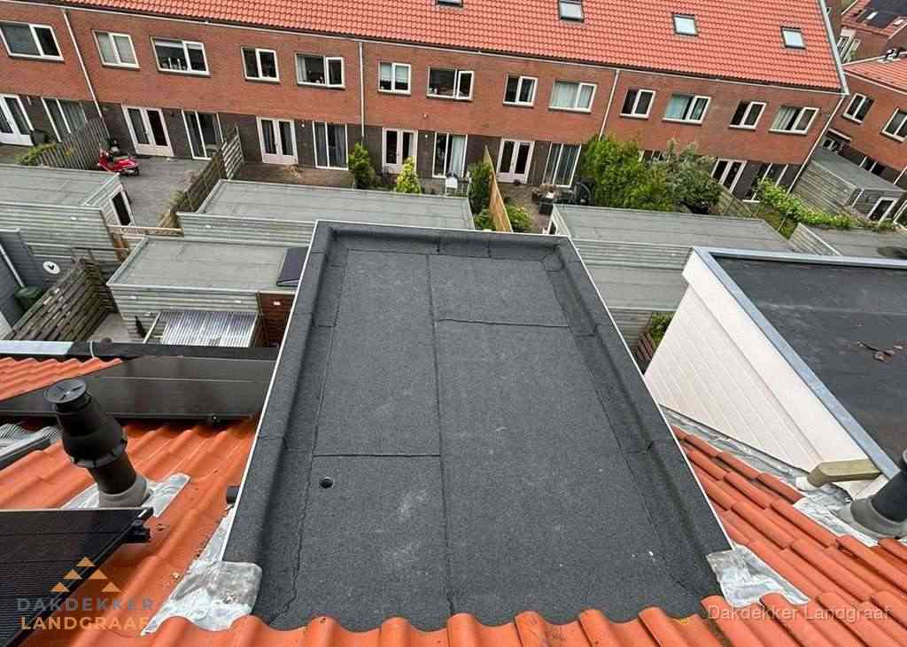 Plat dak met bitumen bedekking naast dakkapel in Landgraaf Plat dak met bitumen bedekking naast dakkapel in Landgraaf