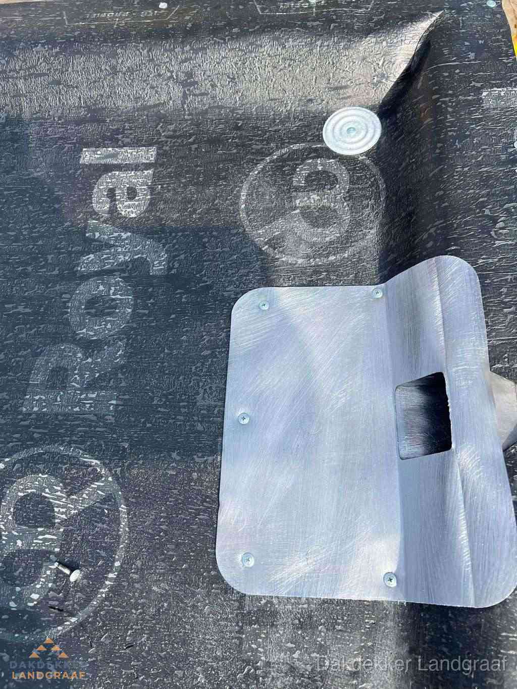 Dakdoorvoer met metalen afvoerplaat op bitumen dak in Landgraaf Dakdoorvoer met metalen afvoerplaat op bitumen dak in Landgraaf
