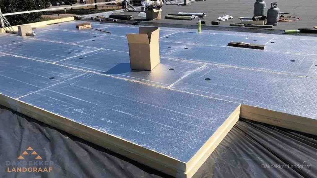 PIR isolatieplaten worden gelegd op plat dak voor dakisolatie in Landgraaf PIR isolatieplaten worden gelegd op plat dak voor dakisolatie in Landgraaf