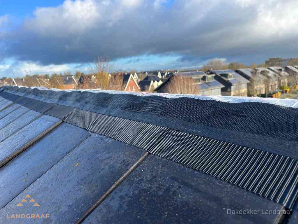 Dakisolatie bij de nok met ventilatieprofiel op schuin dak in Landgraaf Dakisolatie bij de nok met ventilatieprofiel op schuin dak in Landgraaf