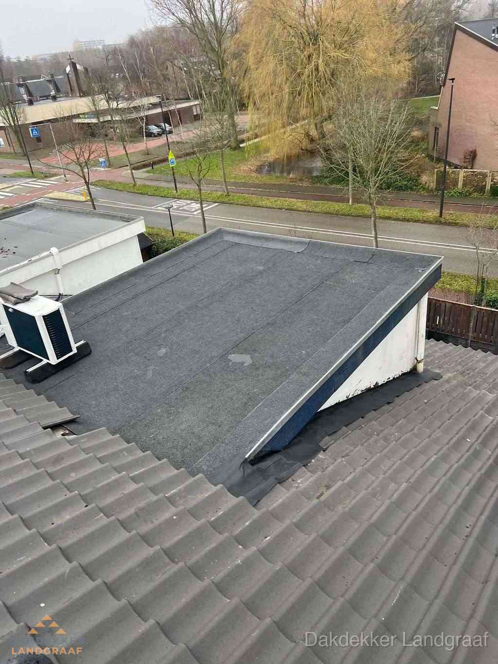 Plat dak met bitumen dakbedekking naast schuin pannendak in Landgraaf Plat dak met bitumen dakbedekking naast schuin pannendak in Landgraaf