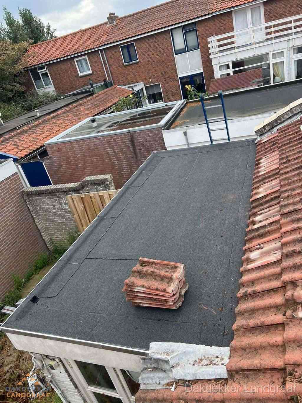 Aanbouw plat dak met reservepannen voor dakpannen vervangen in Landgraaf Aanbouw plat dak met reservepannen voor dakpannen vervangen in Landgraaf