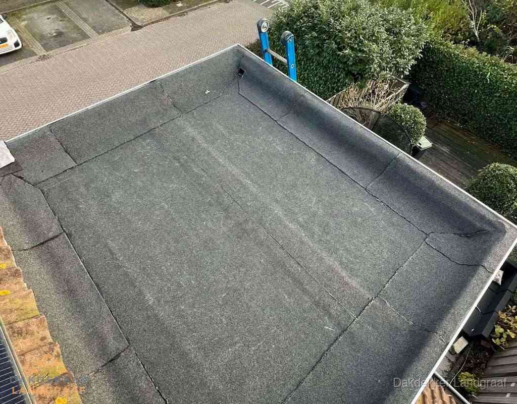 Gerenoveerd plat dak met nieuwe bitumen dakbedekking in Landgraaf Gerenoveerd plat dak met nieuwe bitumen dakbedekking in Landgraaf