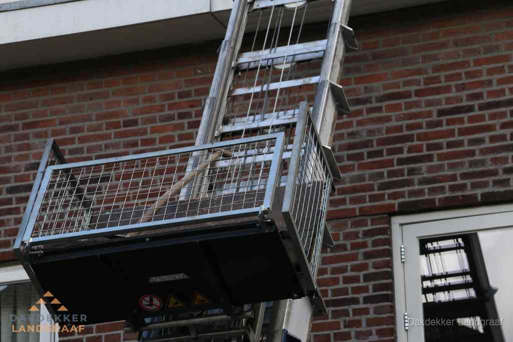Ladderlift met dakpannen voor dakpan reparatie in Landgraaf Ladderlift met dakpannen voor dakpan reparatie in Landgraaf