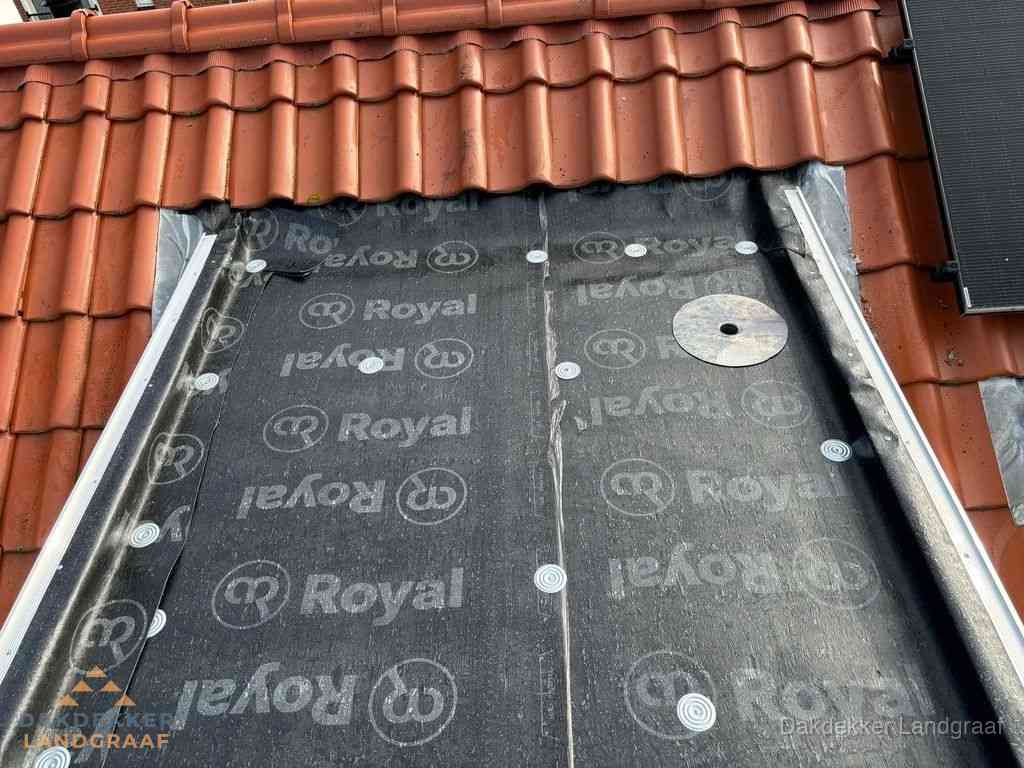 Nieuw dak met dakpannen en Royal onderlaag bij woning in Landgraaf Nieuw dak met dakpannen en Royal onderlaag bij woning in Landgraaf