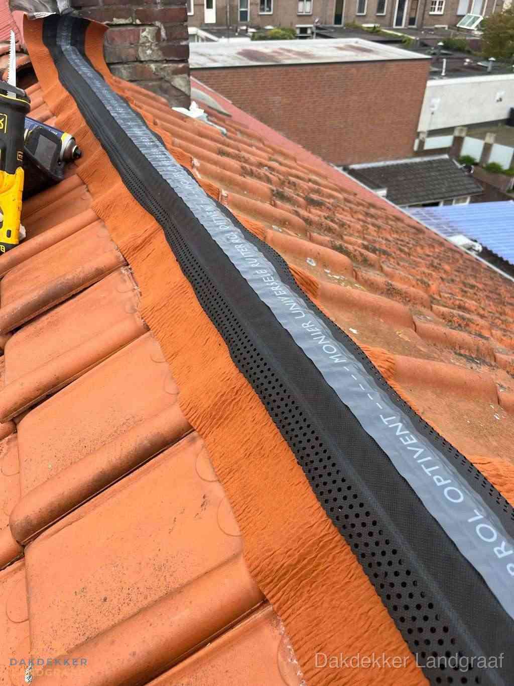Plat dak aanbouw met bitumen naast schuin pannendak in Landgraaf Plat dak aanbouw met bitumen naast schuin pannendak in Landgraaf