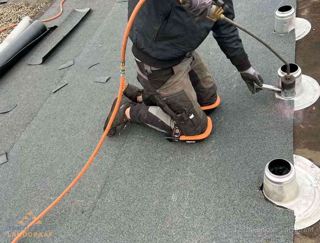Gereedschap op nieuw plat dak na renovatie in Landgraaf Gereedschap op nieuw plat dak na renovatie in Landgraaf