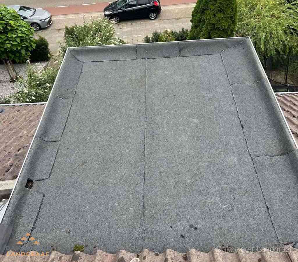 Dakbedekking schuur met bitumen in Landgraaf Dakbedekking schuur met bitumen in Landgraaf