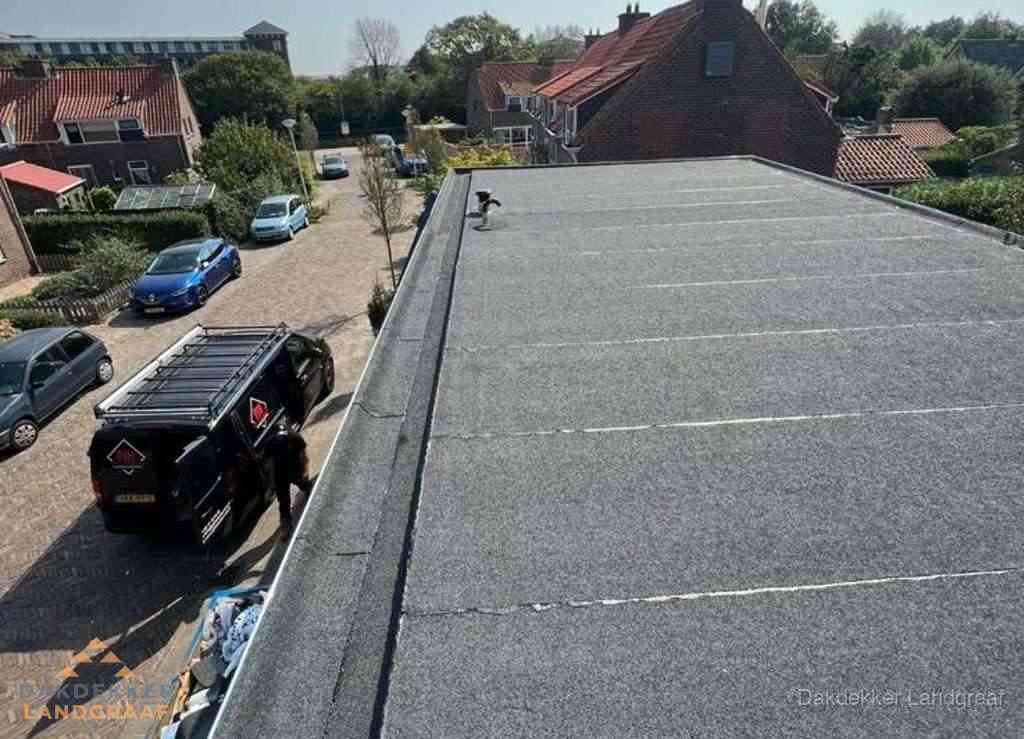 Nieuw bitumen plat dak met uitzicht over landschap in Landgraaf Nieuw bitumen plat dak met uitzicht over landschap in Landgraaf