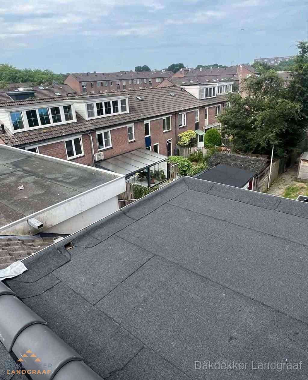 Vernieuwd plat dak met bitumen in woonwijk in Landgraaf Vernieuwd plat dak met bitumen in woonwijk in Landgraaf